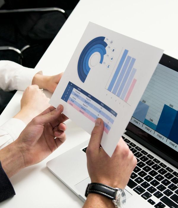 Female consultant specialized in information structuring and analysis